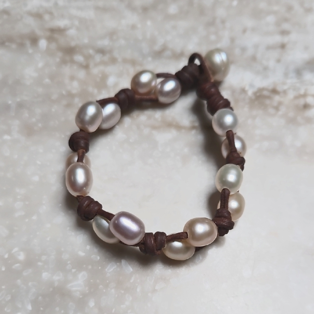 😍Faux Pearl & Leather Bracelet 😍NWOT